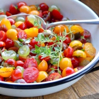 Salade de tomates cerise rouges, jaunes, noires ♥️💛🖤 et raisin blanc… du jardin